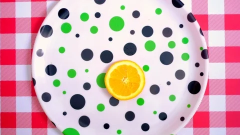 Stop motion animation on a plate. Sliced Juicy Oranges 库存影片 124114707