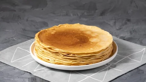 Stop motion animation of a stack of pancakes being placed on a plate Stock Footage 337295886
