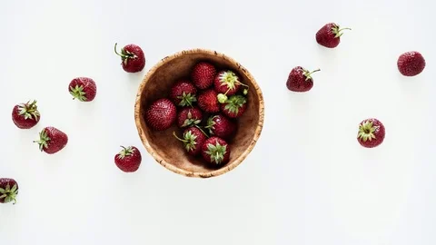 Stop motion animation strawberries appear in a bow Video stock 109714274