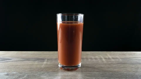 Stop motion animation. Tomato juice is reduced and added in a glass Vídeo Stock 111565618