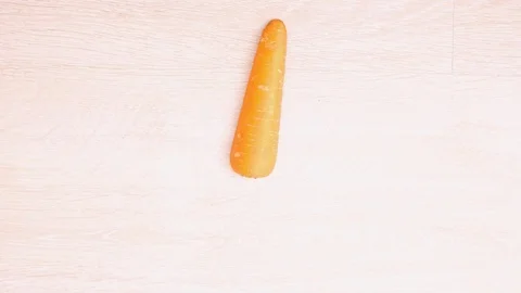 Stop motion carrots. Slicing a vegetable in the kitchen 库存影片 124536418