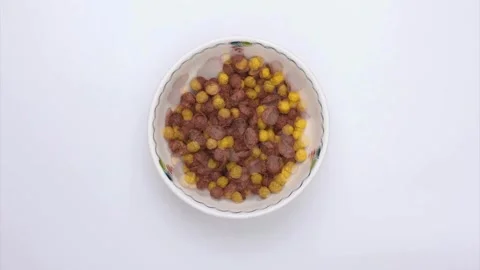 Stop motion of cereal falling into bowl with milk Video stock 333834560