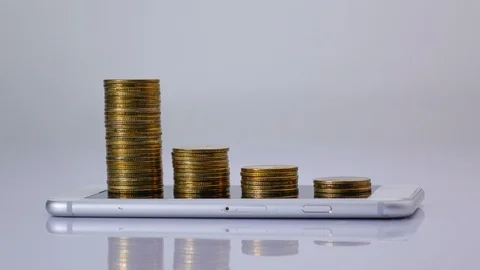 Stop motion coins stack decrease on smart phone , business concept 库存影片 98766611