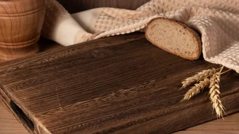 Stop motion of fresh bread slices disappearing and appearing at wooden board. Stock Footage 303541401