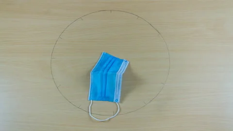Stop motion of health mask that forms a clock and the inscription coronavirus Stockbeeldmateriaal 141422617