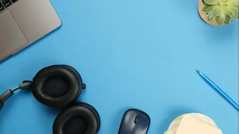 Stop motion with laptop on blue background. Computer mouse moving Vídeo Stock 128596957