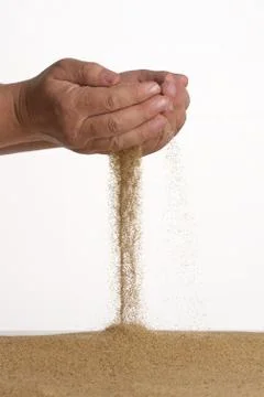 Stop motion. From the palm of the sand flows down. Male hands. Foto stock