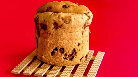 Stop motion panettone chocottone on red background Stockbeeldmateriaal 155502330