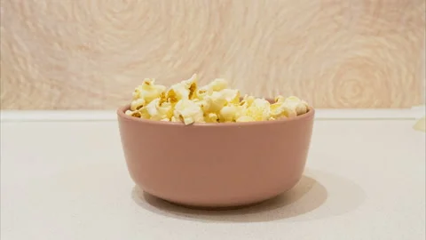 Stop Motion. Popcorn is poured into a pink bowl. Vídeo Stock 110756841