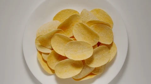 STOP MOTION: Potato chips appear in white plate Видео 108573393