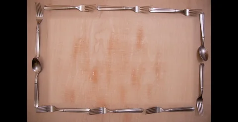 Stop motion top view of forks and spoons on wooden board 스톡 동영상 111500272
