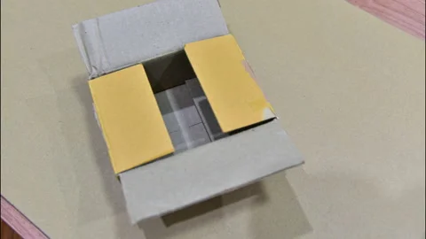 Stop motion VDO box packing. Video stock 130958864