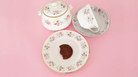 Stop motion video - chocolate biscuit being devoured - disappearing cookie Video stock 129462085