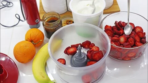 Stop motion video - homemade smoothie with fresh fruits Video stock 129011446