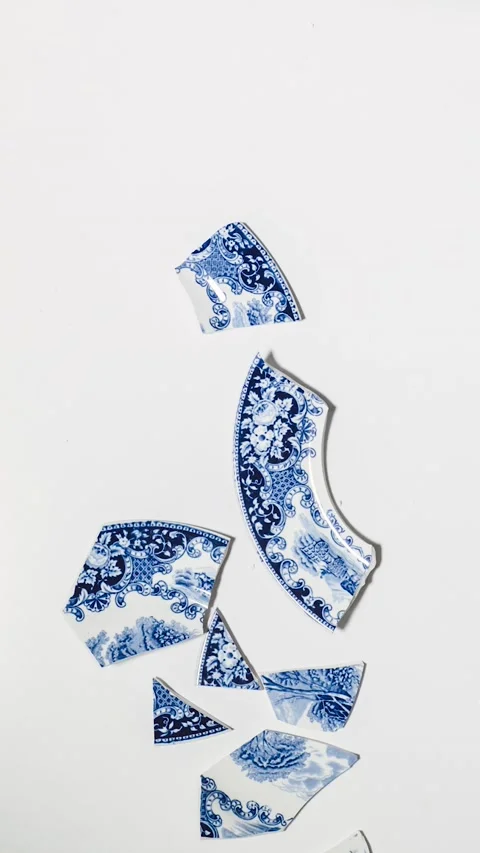 Stop motion video, how a plate becomes whole from a broken one. Vintage painted Stock Footage 165992664