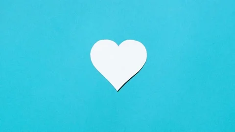 Stop motion white heart growing on a blue background, imitating a heartbeat. 库存影片 145270529