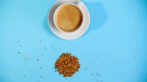 Stop motion of the word Coffee from coffee granules near a cup with cappuccino. Stockbeeldmateriaal 137409378