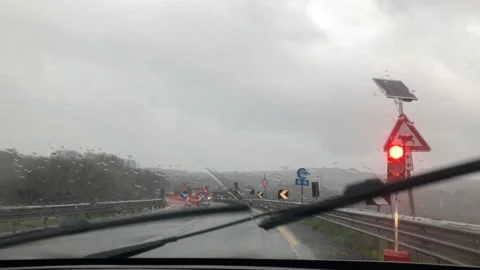 Stopped at the sepaphor in the rain Video stock 150742770