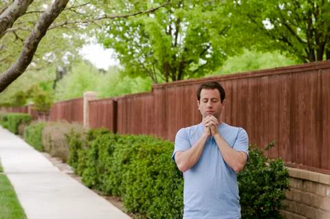 Stopping to pray while on a walk outside. Foto stock
