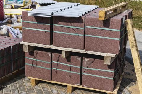 Storage of paving slabs on pallets at the construction site. 스톡 사진