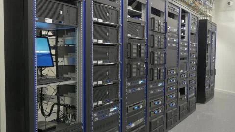 Storage servers are located in the server room of the data center. Back of the Foto stock