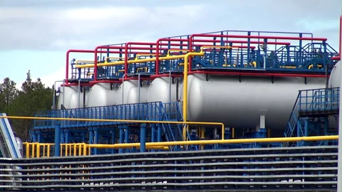 Storage tanks at Gas processing plant. 库存影片 190990111