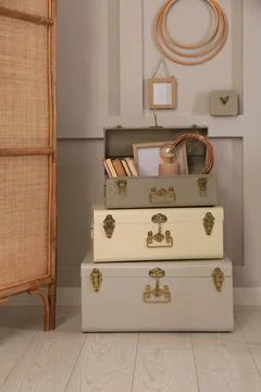Storage trunks with different decor elements indoors. Interior design Foto stock