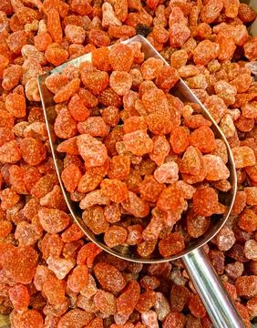 Store display features dried strawberries for sale with scoops for selection Foto stock