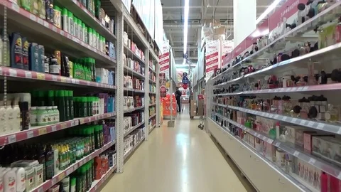 Store shelves with goods Vidéo 80836552