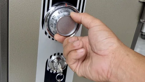 To store valuables in the safe, close the door, lock with the key Vidéo 118256332