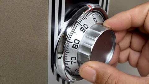 To store valuables in the safe, close the door, lock with the key, Vídeo Stock 118256563