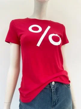 Store window mannequin dressed with red t-shirt with percent symbol for sal.. Stock Photos