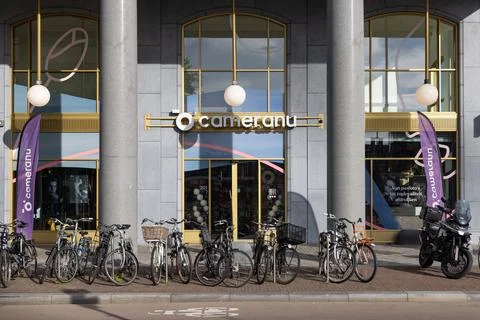The storefront of a Camera nu store in Utrecht, featuring large golden-trimme Foto stock