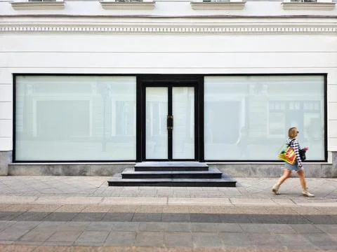 Storefront With Large Empty Windows For Advertisement Space Foto stock
