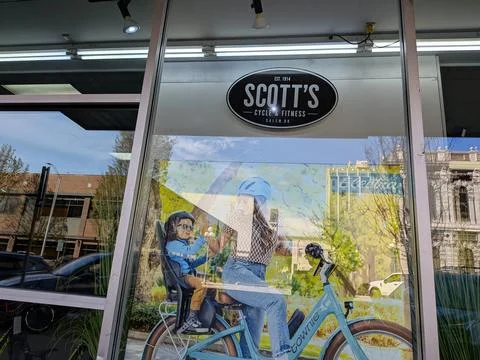 Storefront window for Scott’s Cycle and Fitness Stock-Fotos
