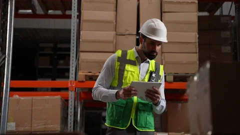Storehouse employee with tablet taking inventory Video stock 161950366