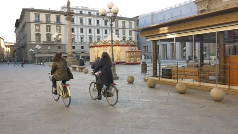 Stores closed, empty streets,very few people around, during Covid-19 lockdown. Vídeo Stock 144436834