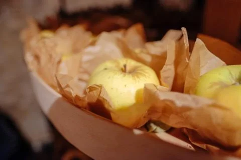 Storing apples in paper packaging Foto stock