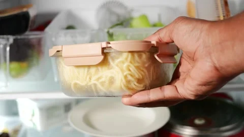 Storing cooked noodles in container for later use Vidéo 319458568