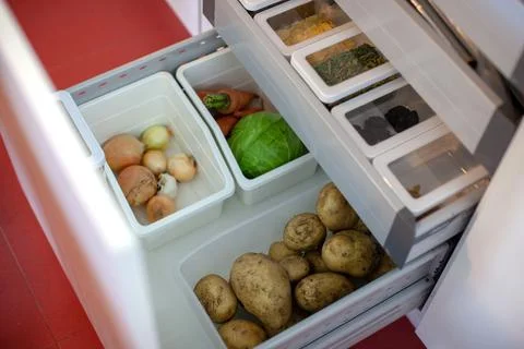 Storing vegetables in the kitchen. Foto stock