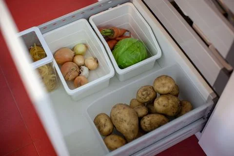 Storing vegetables in the kitchen. Foto stock