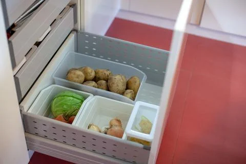 Storing vegetables in the kitchen. Foto stock