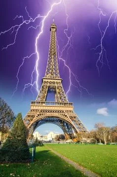 Storm above Eiffel Tower, view from Champs de Mars Fotos Stock