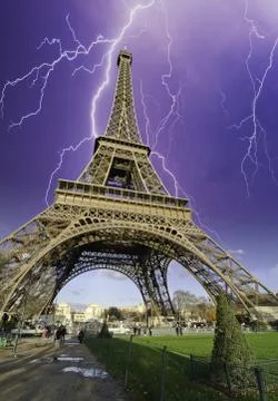 Storm and Lightnings over Eiffel Tower 스톡 사진