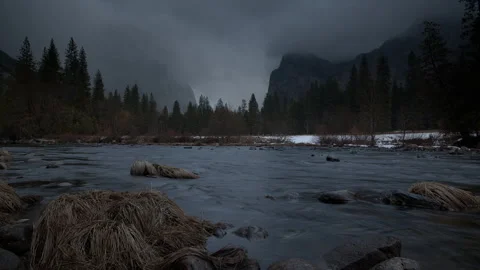Storm and Rain Timelapse Over Yosemite Valley Vidéo 266392300