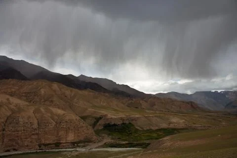 Storm cloud and rain clouds over the mountains, Tien-Shan, Foto stock