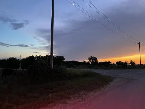 Storm Cloud and Sunset Over Rural Texas Road Fotos Stock