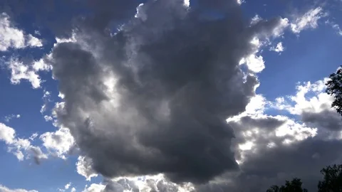 Storm cloud on a blue sky 動画素材 79091957