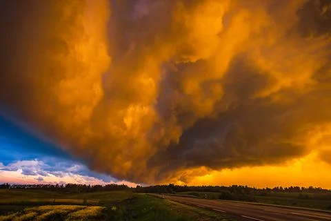 Storm cloud in the sunset light, shelf cloud with dramatic light 스톡 사진
