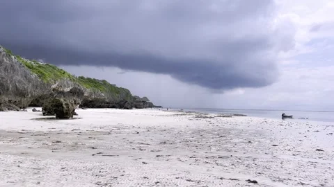 Storm clouds approaching Mtende beach in Zanzibar, Tanzania Vidéo 336083248